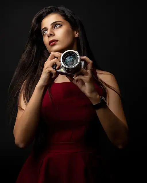 Mayfair’s Swinging Sixties: The Iconic Twiggy and Terence Donovan Sculpture