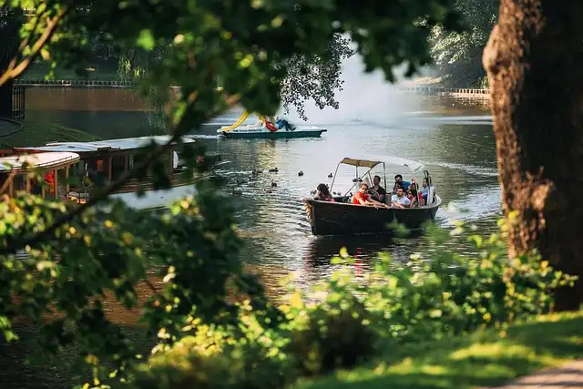Explore Grand Union Canal: UK Boat Rentals & Apsley Marina Holidays